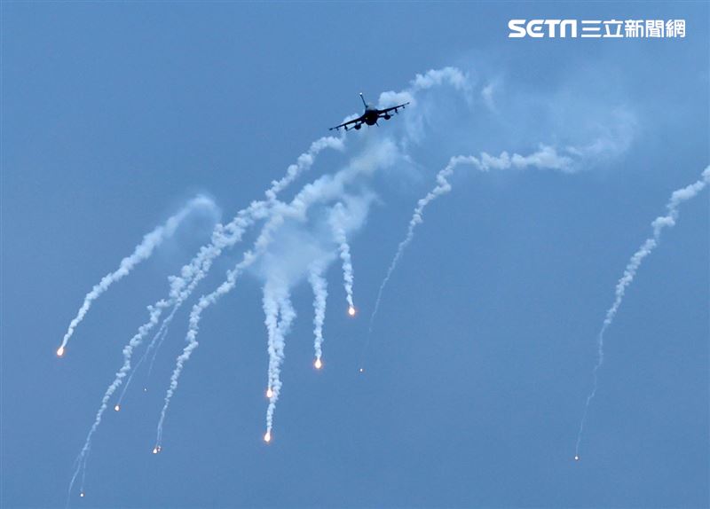 F16戰機實施炸射及施放熱焰彈。（記者邱榮吉/攝影）