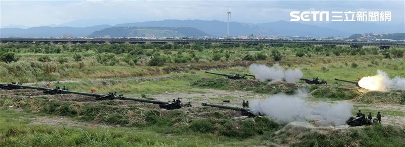 110自走砲瞬發射榴彈砲。（記者邱榮吉/攝影）
