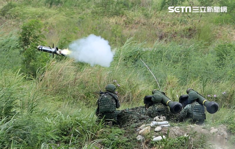 標槍飛彈、拖式飛彈、M109A7自走砲軍購發價書即將到期,立院週四召開協商是否授權政院先與美方簽約一事,圖為標槍飛彈發射。(圖/資料照)