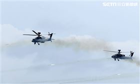 AH-64E阿帕契攻擊直升機發射地獄火及海神飛彈。（記者邱榮吉/攝影）