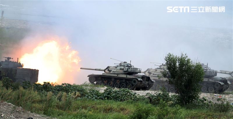 M60A戰車集中火力射擊。（記者邱榮吉/攝影）