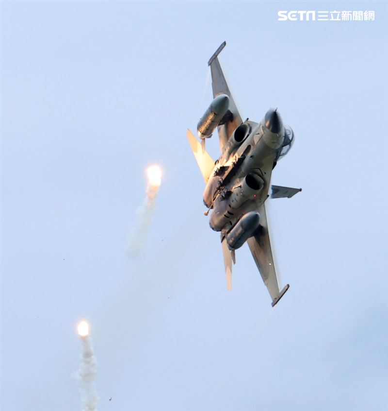IDF戰機實施炸射及施放熱焰彈。（記者邱榮吉/攝影）