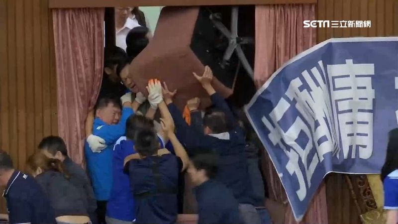 不敵人數優勢　戰神蔣萬安被綠委拉走