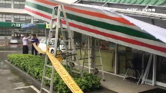 無視遮雨棚垮　民眾超商淡定領三倍券
