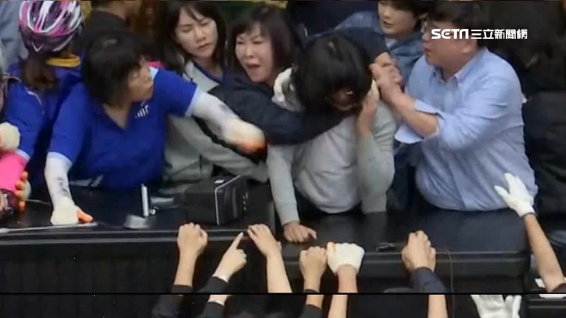 咬手臂、勒脖子！藍綠立委爆全武行