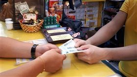 ▲客人拿三倍券購買彩券。（圖／匯星彩券行提供）