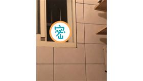 女網友上廁所時，驚見窗外3雙眼睛偷窺。（圖／翻攝自抱怨公社）