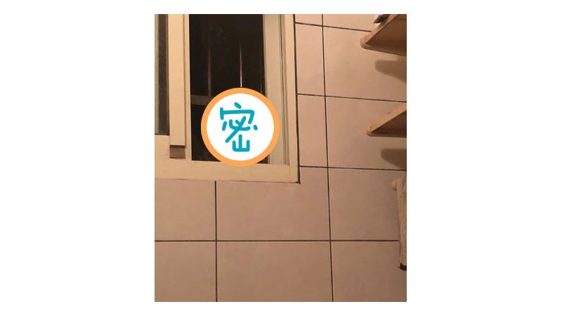 超毛！她上廁所見「3顆頭」並排偷窺