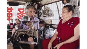 看著丈夫吃飯，李寶琴就很滿足。（圖／翻攝自遼寧晚報）