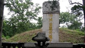 ▲孔子受後世人所景仰，很多人都會前往孔子墓碑祭拜。（圖／翻攝自百度百科）
