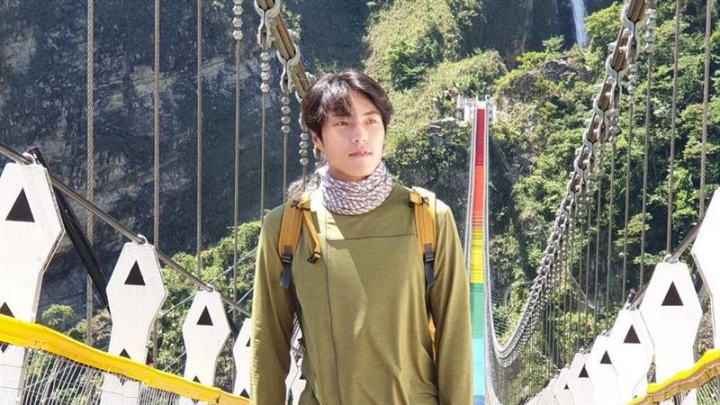 男神外景爆意外　車禍失控自撞安全島
