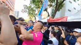 切割國民黨自己衝！杏仁哥率眾立院抗議　與警爆發激烈衝突
翻攝自杏仁哥youtube