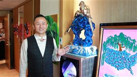 台中藝術博覽會　廖文良將珠寶融入畫作2020台中藝術博覽會17日起展開，參展的藝術家廖文良（圖）將珠寶融入畫作當中，作品「太湖石‧載太極」，創作出融合珠寶、繪畫、裝置藝術與詩詞的藝術作品。中央社記者蘇木春攝　109年7月16日