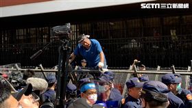 杏仁哥參與立法院衝突、爬上拒馬（圖／記者張之謙攝影）