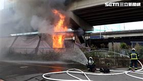 台北市民權大橋下方貨櫃屋起火燃燒。（圖／翻攝畫面）