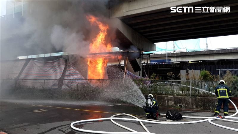 北市貨櫃屋突竄火　警消緊急射水灌救