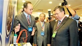 桃園市府攜手企業集團　共創輝煌航空城（1）「BEYOND桃園 聯手共創輝煌」簽約記者會16日在桃園舉行，市長鄭文燦（前右）出席見證市府與企業集團簽約，並參觀了解桃園航空城發展願景。中央社記者吳騏桃園攝　109年7月16日