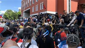 民眾企圖攻入立法院、立院（圖／記者張之謙攝影）