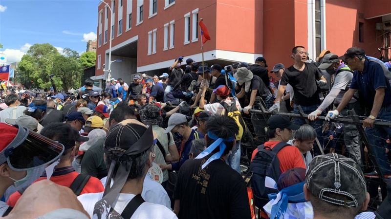 立院場外衝突…女神直播慘遭「封麥」