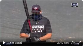 ▲洋基總教練布恩（Aaron Boone）打擊練習差點開轟。（圖／翻攝自YES Network推特）