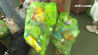 離島拚減塑　綠島遊客回程背寶特瓶