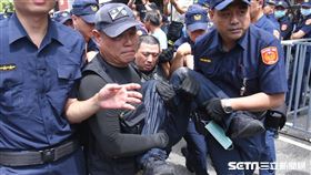 立法院外抗爭，中正第一分局忠東所副所長廖順平（65年次）疑似熱中暑，送往仁愛醫院中，意識清楚。（圖／記者張之謙攝影）