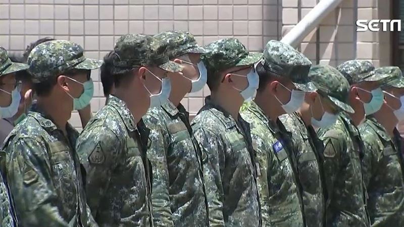 2飛官移靈　同袍列隊「最敬禮」道別