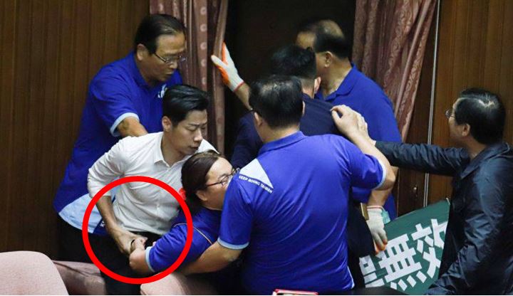 陳玉珍伸進林昶佐褲袋…驚悚畫面曝光