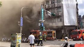 台北市西門町峨眉街公寓驚傳火警。（圖／翻攝畫面）