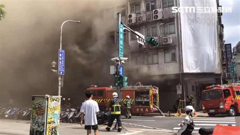 西門町大樓突竄火　警消率隊射水灌救