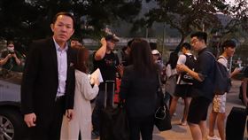 台駐港機構多名主管因簽證到期離港台灣駐港機構多名主管近日因為簽證到期先後返台，當中包括駐港處代理處長高銘村。圖為2019年底「反送中」運動爆發時，高銘村（前左）協助台生返台。（資料照片）中央社記者張謙香港攝  109年7月17日