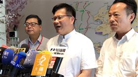 林佳龍：安心旅遊致青春方案補助　如期至8月底交通部長林佳龍（中）17日表示，安心旅遊的致青春方案，一定會如期舉辦到8月31日，經費不足部分，還有其他的項目可運用。中央社記者黃國芳攝　109年7月17日