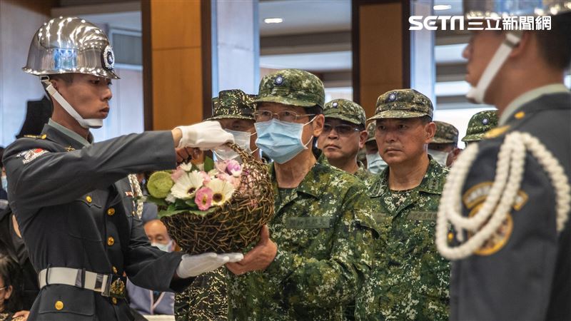 2飛官殉職　嚴德發率軍3鞠躬致意