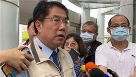 搶攻振興券市場  台南市府最大獎送房子搶攻振興券市場，台南市長黃偉哲（左）1日在台南市永華市政中心接受媒體聯訪時指出，市府願意將優惠回饋給台南的消費者，不惜重資及血本提供抽獎，最大獎是一間房子、第二大獎是汽車，3日將公布相關細節。中央社記者張榮祥台南攝  109年7月1日