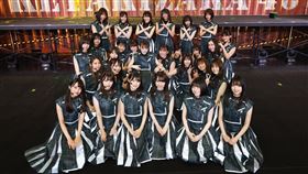 欅坂46昨日直播演唱會上，突然宣布將於10月解散，另組新女團。（圖／翻攝自推特）