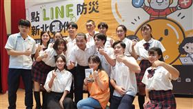 新版防災手冊出爐  新北警消推智能客服新北市政府消防局推出第2版「新北市市民防災手冊」以及LINE智能客服，17日在新北市長侯友宜（2排左3）主持下舉行發表會。（新北市消防局提供）　中央社記者葉臻傳真　109年7月17日