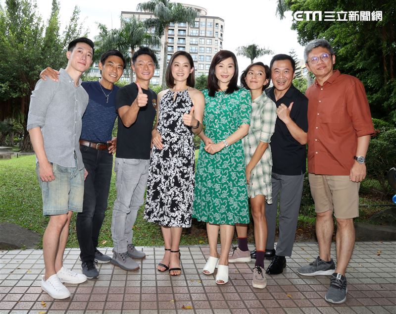 舞台劇「最後一封情書」劉瑞琪、謝祖武、湯志偉、夏靖庭、林辰唏、呂紹齊、神秘嘉賓張玉嬿。（記者邱榮吉/攝影）