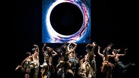 鄭宗龍舞作毛月亮　18日全球線上首播2020國泰藝術節推出全球線上首播活動，18日晚間將播出雲門舞集藝術總監鄭宗龍編舞作品「毛月亮」，整體舞作給人怪、亂、狂、野的感覺，構成獨特觀賞體驗。（雲門舞集提供）中央社記者趙靜瑜傳真　109年7月17日