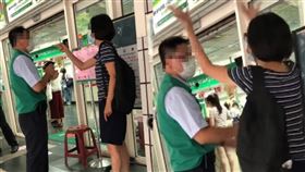 衝郵局代領三倍券「搞錯規則」　跳針姐大罵：X你的郵局。（圖／翻攝自爆廢公社公開版）