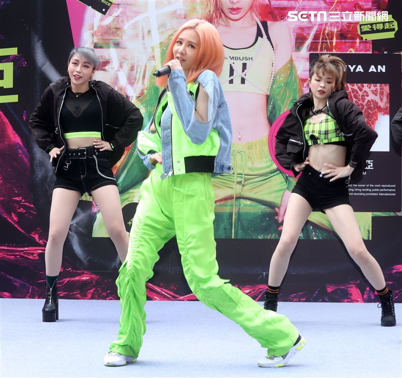 安心亞「愛得起」新專輯預購。（記者邱榮吉/攝影）