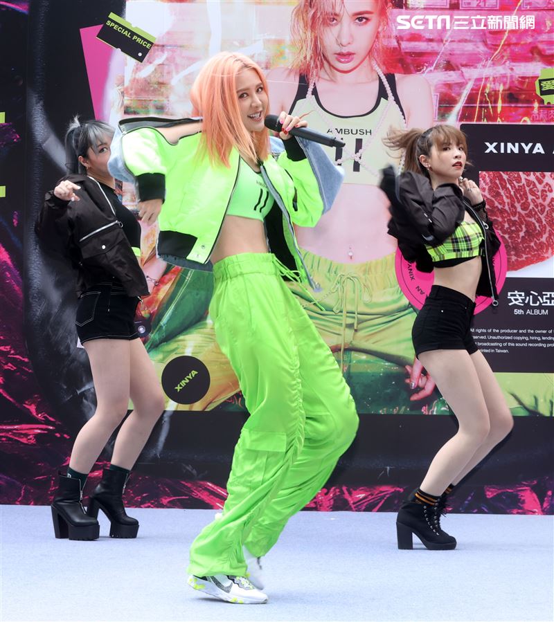 安心亞「愛得起」新專輯預購。（記者邱榮吉/攝影）