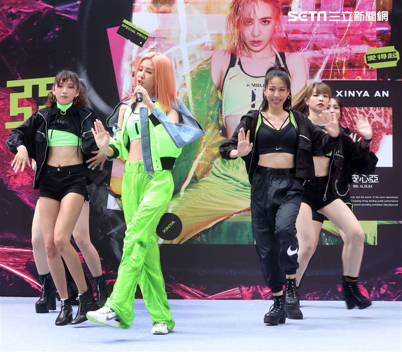 安心亞「愛得起」新專輯預購。（記者邱榮吉/攝影）