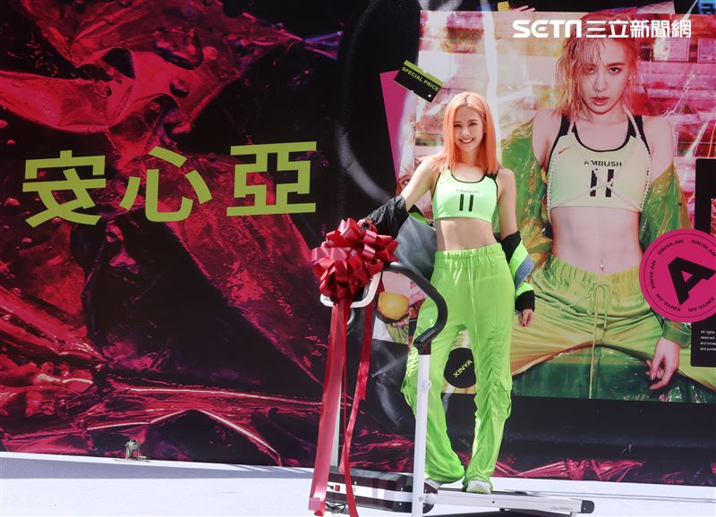 安心亞「愛得起」新專輯預購。（記者邱榮吉/攝影）