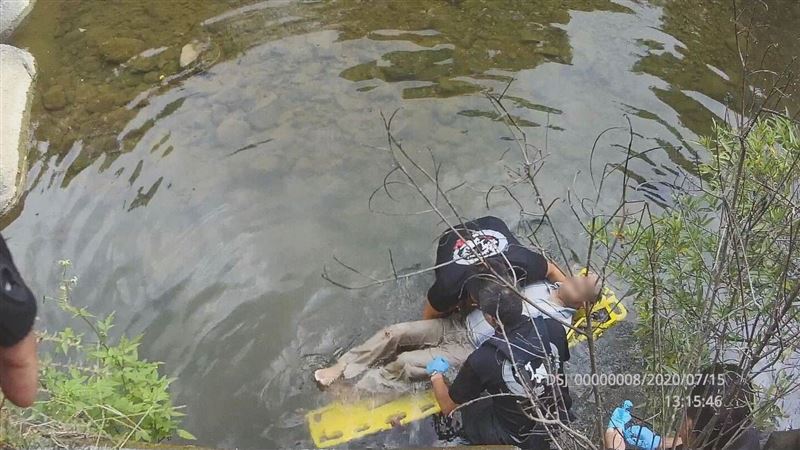 老翁飄在水中動也不動　民眾驚見報案