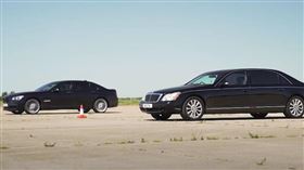 ▲Maybach 62對決BMW 760Li（圖／翻攝自Carwow Youtube）