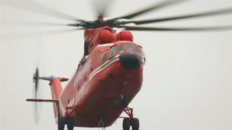湖北出動世界最大直升機　空投堵潰口
