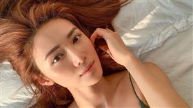 倪晨曦拍教學影片用腳趾「自拍攻略」。（圖／翻攝自倪晨曦IG）