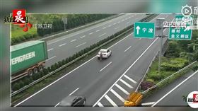中國,浙江,高速公路,交流道,路牌,停車,危險（圖／翻攝自新聞晨報微博）