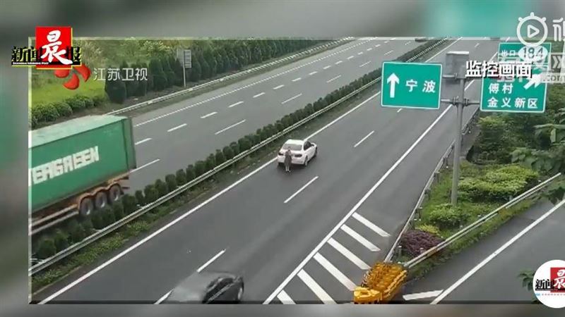 錯過交流道　她竟倒退嚕還下車看路牌