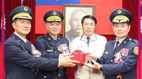台南警察局長上任　網友拜託處裡這個人(圖/翻攝自台南警察局長室臉書)

